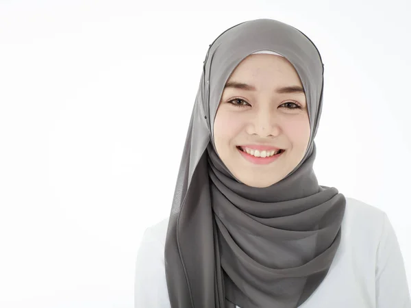 Portrait Beautiful Young Islamic Woman Smiling Happily Confidently Looking Camera — Stok Foto