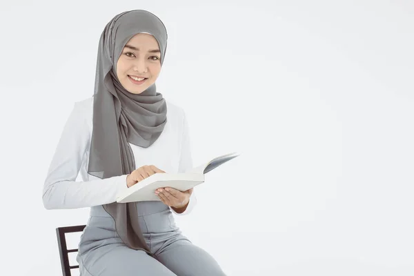 Young Asain Woman Young Muslim Woman Wearing Neat Hijab Sits — Stock fotografie