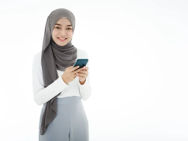 Красивая Азиатская Мусульманка Носящая Хиджаб Использует Смартфон Работы Общения Исламская — стоковое фото