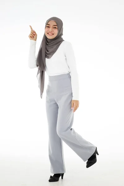 Portrait Beautiful Young Asian Islamic Woman Wearing Traditional Hijab Pointing — Foto Stock
