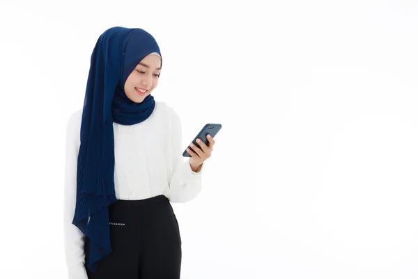 Young Beautiful Young Asian Muslim Woman Wearing Headscarf Happily Using — Foto Stock