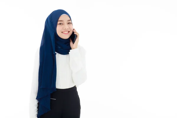 Young Beautiful Young Asian Muslim Woman Wearing Headscarf Happily Using — Foto Stock