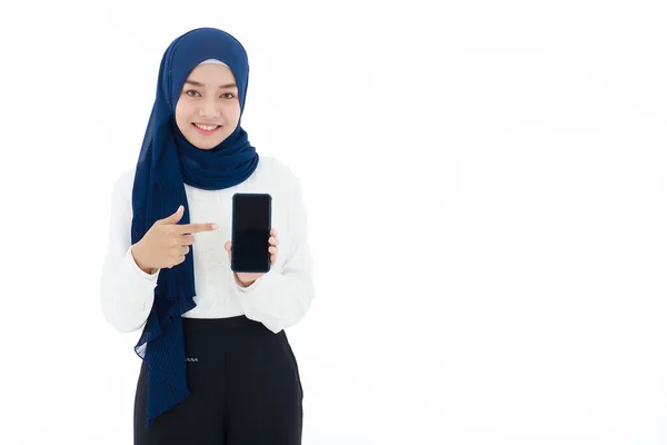 Красивая Молодая Азиатская Мусульманка Платке Радостью Показывает Пальцем Экран Смартфона — стоковое фото