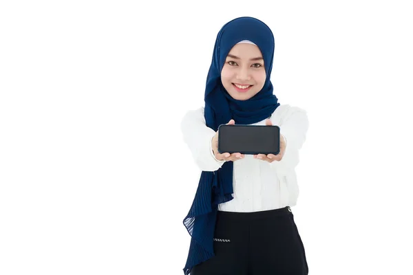 Красивая Молодая Азиатка Мусульманка Платке Радостью Появляется Экране Смартфона Белом — стоковое фото