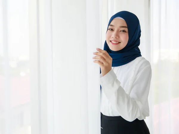 Красивая Молодая Азиатская Мусульманка Одетая Религиозный Хиджаб Улыбается Возле Занавеса — стоковое фото