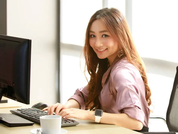 Beautiful Dark Haired Asian Company Employee Confident Herself Sitting Happily — 图库照片