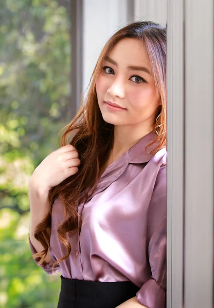 Portrait Beautiful Asian Businesswoman Posing Friendly Confident Manner Office Looking — Foto Stock