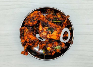 Kızarmış tavuk varuvası, gri arka planda bir kâsenin üstünde.