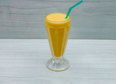 Gri arkaplan görünümlü camlı mango lassi