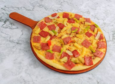 Ananas soslu Hawai Yüce 'si. Jambon, soğan, peynir, domates, pastırma, dolmalık biber ve sos.