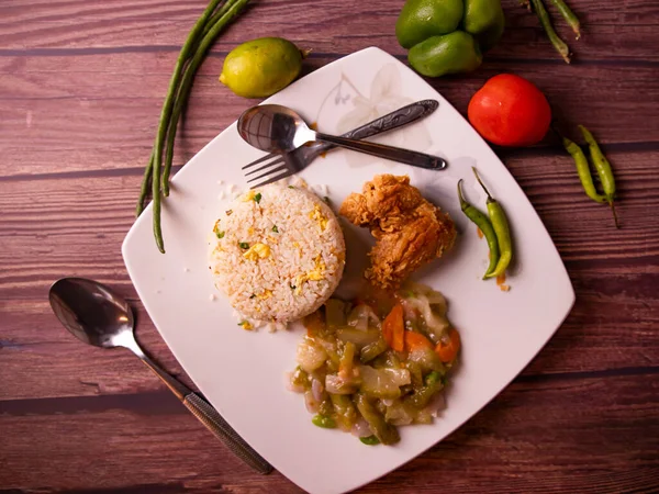 Nasi Goreng Dengan Ayam Goreng Dalam Tampilan Atas Hidangan Pada — Stok Foto