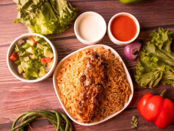 Seekh Kabab Biryani Raita Omáčka Salát Nápoj Izolované Dřevěném Pozadí — Stock fotografie