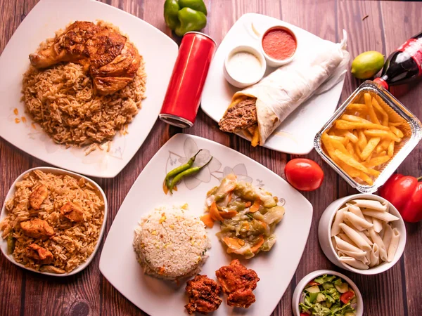 Çeşitli Fast Food Masalarında Kebap Tikka Biryani Kızarmış Pilav Kızarmış — Stok fotoğraf