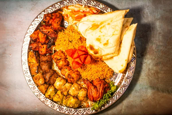 Plateau Tikka Boti Seekh Kabab Avec Pulao Roti Citron Vert — Photo