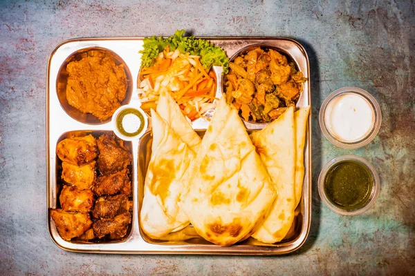 Prato Tikka Boti Seekh Kabab Com Pulão Roti Limão Salada — Fotografia de Stock