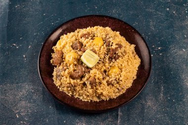 Tabakta baharatlı biftek biryani ve mermer arka planda Hint ve Pakistan yemekleri.