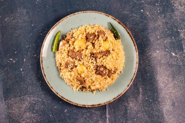 Geleneksel Hint Baharatlı Biftek Biryani mermer arka planda Pakistan pulao manzarası