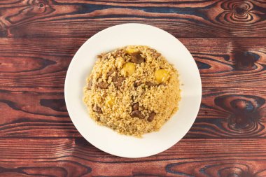 Geleneksel Hint Baharatlı Biftek Biryani mermer arka planda Pakistan pulao manzarası