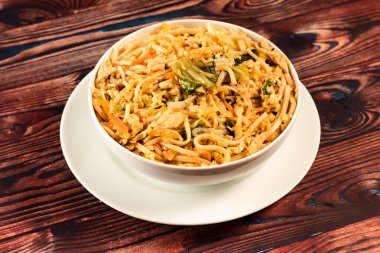 Geleneksel Baharatlı Çin yemeği kasesi mermer arka planda Çin eriştesi manzaralı.