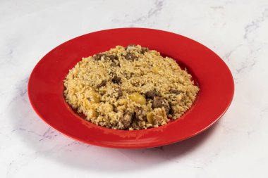 Hindistan ve Pakistan yemeklerinin arka planında mermer bir tabakta izole edilmiş Arap sığır eti Madi Biryani 'si.