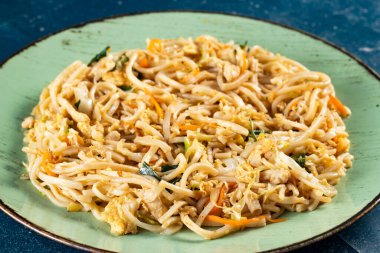 Geleneksel Baharatlı Çin yemeği kasesi mermer arka planda Çin eriştesi manzaralı.