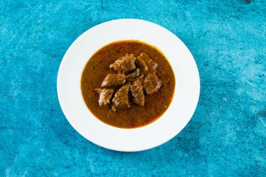 Hint, Pakistanlı ve Bangali yemeklerinin arka planında izole edilmiş biftek masala körisi.