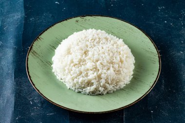 Mermer zemin üzerinde bir tabak üst görünümü içinde sade haşlanmış pirinç