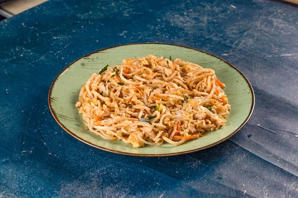 Traditionele Kruidige Chow Mein Een Kom Geïsoleerd Marmeren Achtergrond Bovenaanzicht — Stockfoto