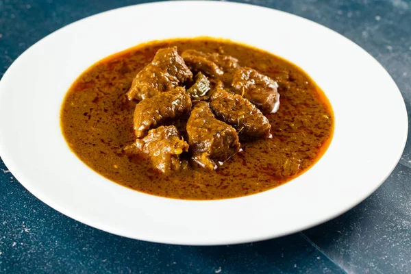 Boeuf Épicé Qorma Masala Dans Une Assiette Isolée Sur Fond — Photo