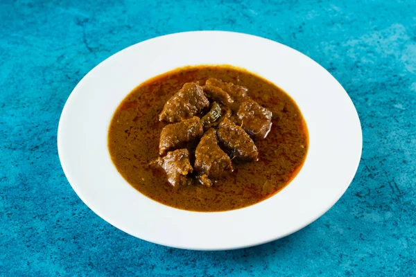 Rindfleisch Masala Curry Einem Teller Isoliert Auf Dem Hintergrund Draufsicht — Stockfoto