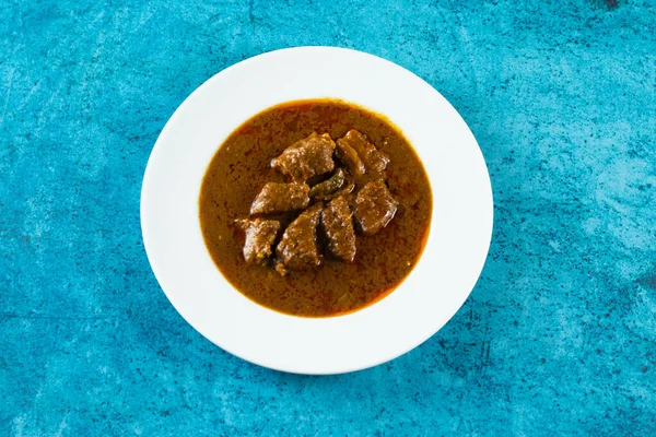 Rindfleisch Masala Curry Einem Teller Isoliert Auf Dem Hintergrund Draufsicht — Stockfoto