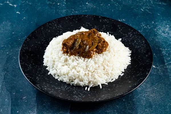 Einfach Gekochter Reis Mit Essiggurke Einem Teller Draufsicht Auf Marmorhintergrund — Stockfoto