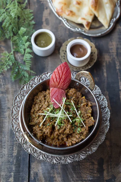 Carne Keema Karahi Com Roti Molho Hortelã Servido Prato Isolado — Fotografia de Stock