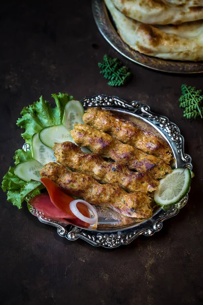 Frango Reshmi Seekh Kabab Com Roti Salada Fatia Limão Servido — Fotografia de Stock