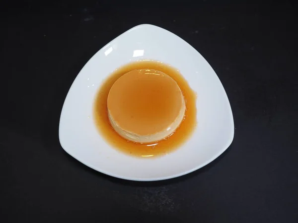 Pudín Flan Servido Plato Aislado Sobre Fondo Oscuro Vista Superior — Foto de Stock