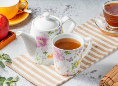 Sağlıklı zencefilli çay, limonlu ve fincanlı.