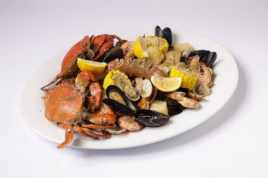 CRAB VE SEAFOOD CLAWDADDY BOIL Gri arka plan singapore gıdaları üzerine üstten bir görüntüde