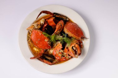 BÜYÜK CRAB CIOPPINO CRAB WOKKIN Gri arka plan singapur gıdaları üzerine üstten bir görüntüde