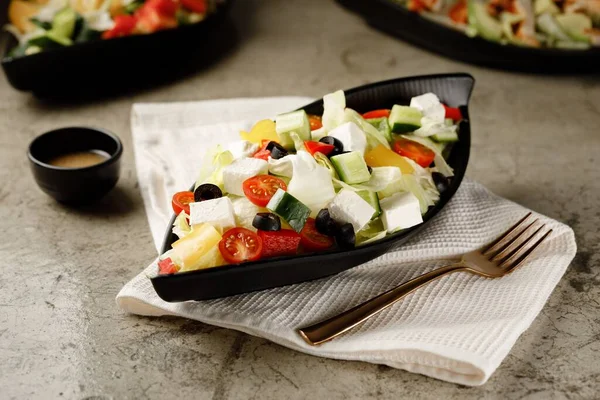 Salade Grecque Servie Dans Plat Isolé Sur Fond Gris Vue — Photo