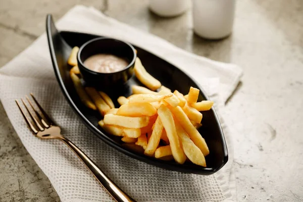 Batatas Fritas Com Molho Maionese Servido Prato Isolado Fundo Cinza — Fotografia de Stock