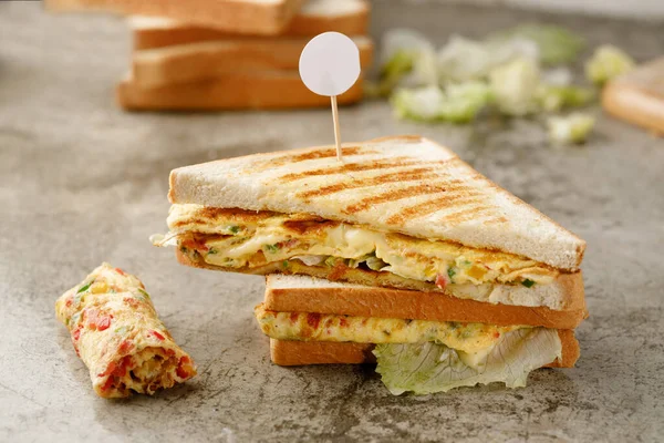 Cheesy Omelette Sandwich Geserveerd Een Schotel Geïsoleerd Grijze Achtergrond Bekijken — Stockfoto