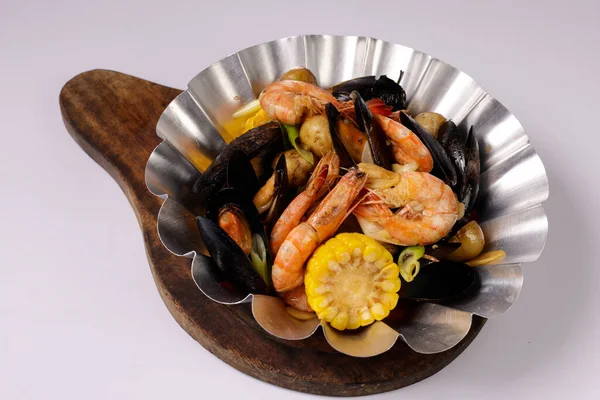 Chili Sambal Shrimps Bucket Prato Vista Superior Sobre Fundo Cinza — Fotografia de Stock