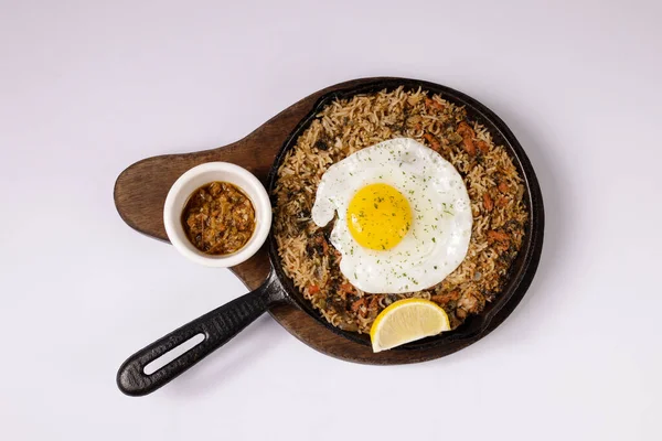 Spambalaya炒饭 上面有一个阳光灿烂的鸡蛋 上面是灰色背景的辛辣食物 — 图库照片