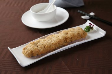 Hujiang kızartılmış vejetaryen kaz. Gri arka plan görünümlü Hong Kong yemeği.