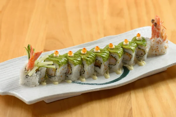 Sushi Roll Zestaw Zielony Dragon Białej Tacy Drewnianym Tle Widok — Zdjęcie stockowe