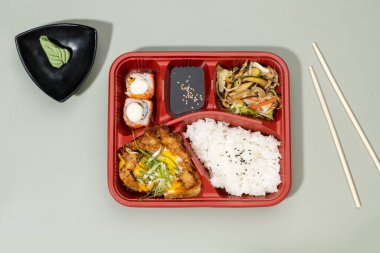 KATSUDON normal bento salata, pirinç ve çubuklar ile Gri arka plan görünümlü izole
