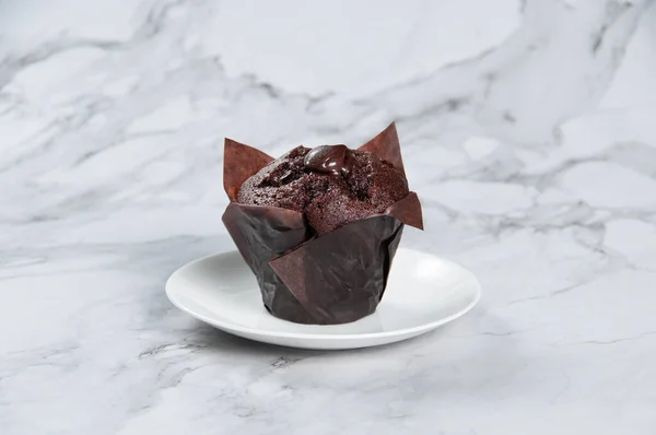 Muffin Chocolate Doble Servido Una Vista Lateral Plato Sobre Fondo — Foto de Stock