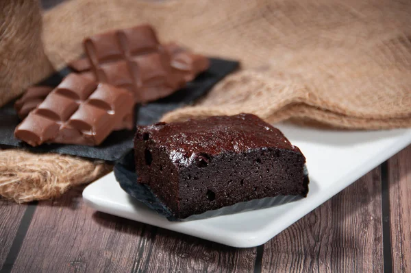 Brownie Chocolate Servido Una Vista Lateral Plato Sobre Fondo Gris — Foto de Stock