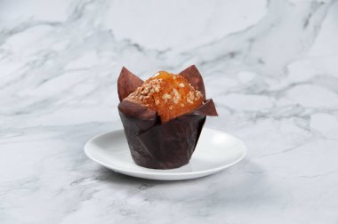 Vanilyalı Elmalı Kek, arka planda sepet şeklinde bir manzarayla servis edilir.