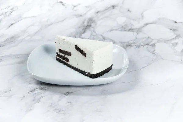 Шматочок Oreo Cheesecake Подавали Боку Кошика Темному Тлі — стокове фото